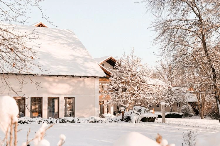 Wellnesshotel Bayern 12 Blick auf verschneites Badhaus