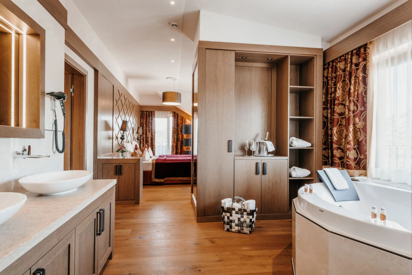 Suite Juwel mit offenen Bad und Schlafbereich