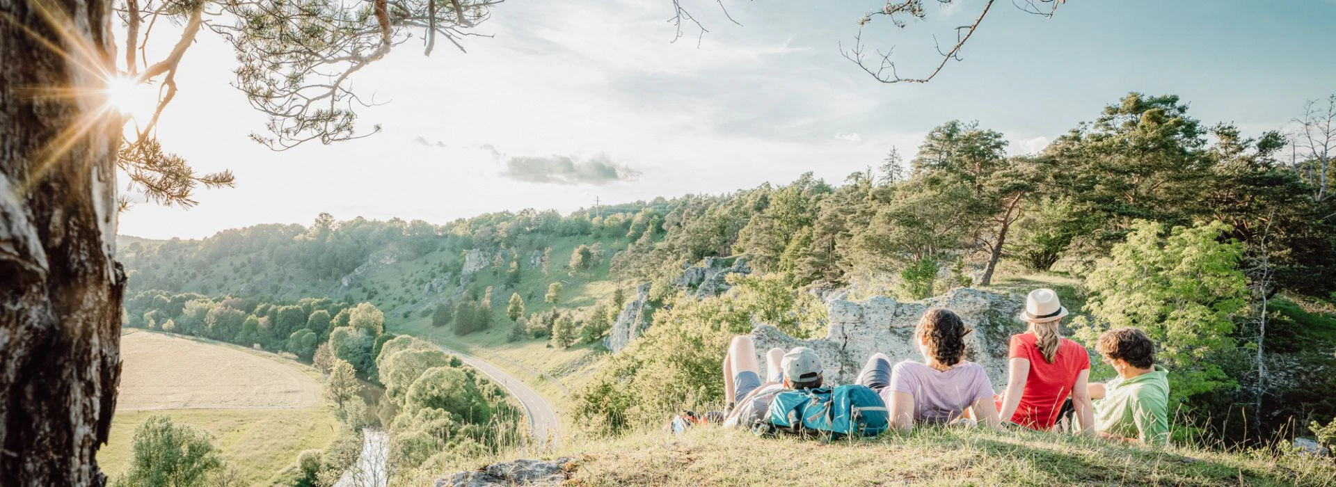 Wandergruppe an Aussichtspunkt im Altmühltal