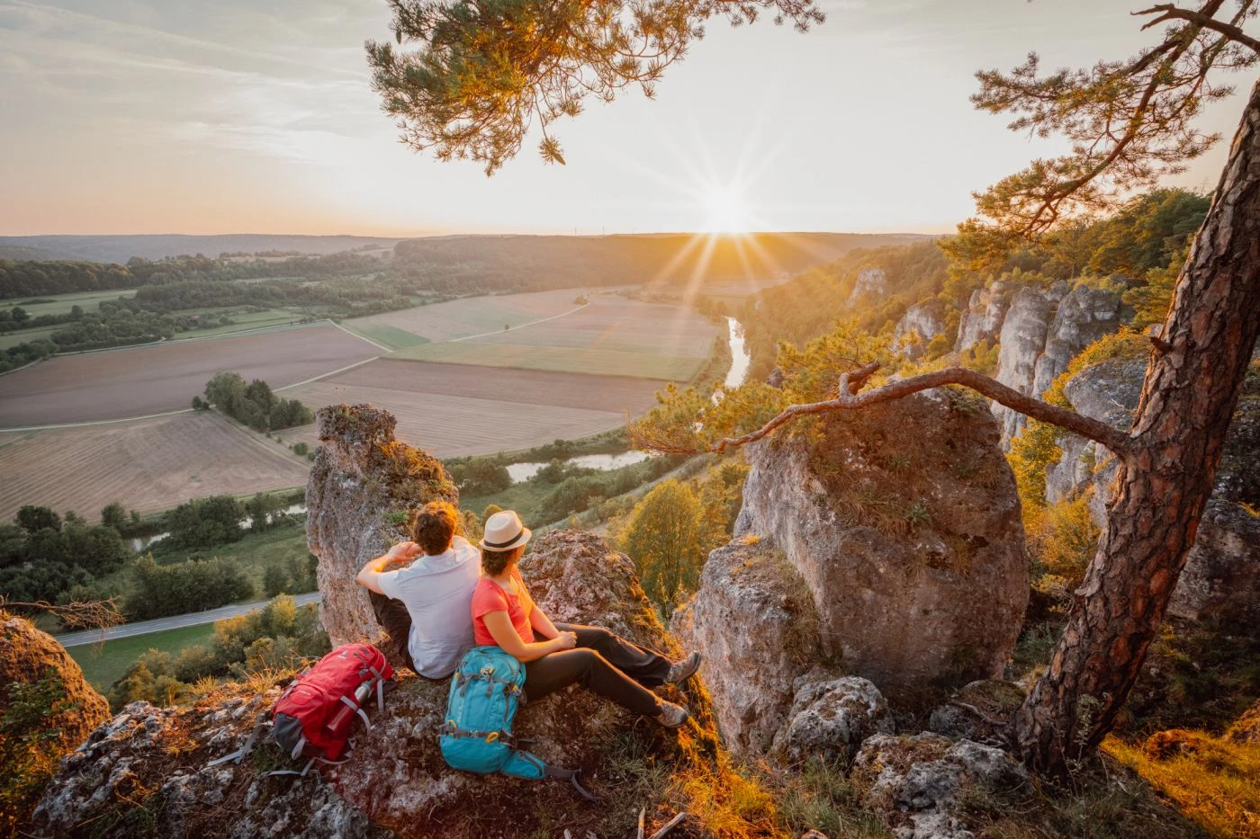 Wanderer genießen Abendsonne im Altmühltal