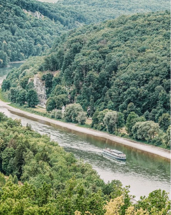 Blick auf Donau mit Personenschiff