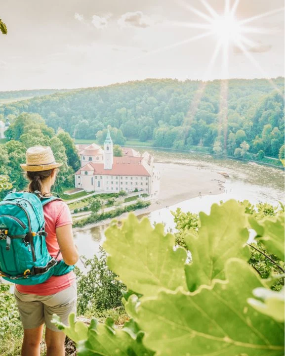 Wanderin mit Blick auf Kloster Weltenburg