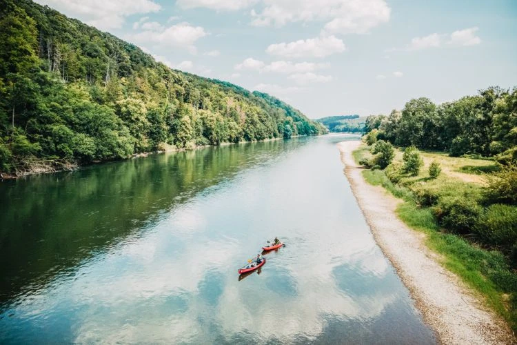 10 Sommer Aktivitäten im Altmühltal 4 Zwei Kanufahrer auf der Donau
