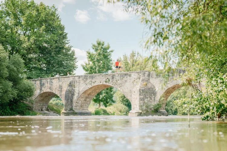 Die 5 beliebtesten Radwege im Altmühltal 3 Radfaherer auf Brücke im Altmühltal