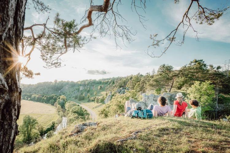 Ausflugsziele 5 Wandergruppe an Aussichtspunkt im Altmühltal