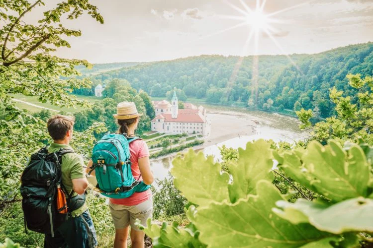 Wanderer mit Blick auf Kloster Weltenburg