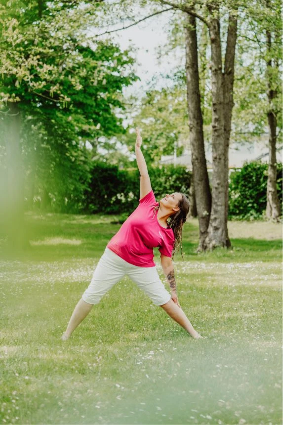 Yoga Trainerin im Hotelgarten