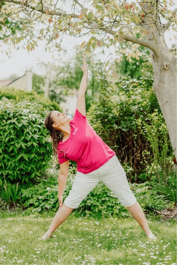 Yoga Trainerin im Hotelgarten