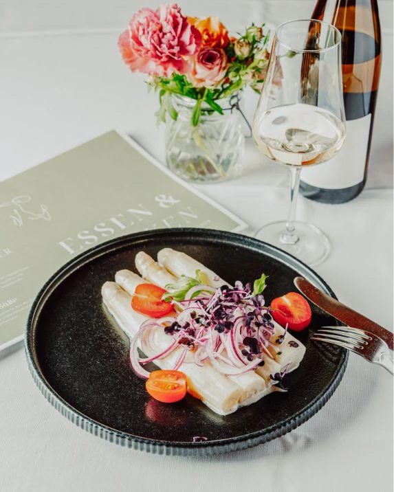 Spargelgericht am gedeckten Tisch