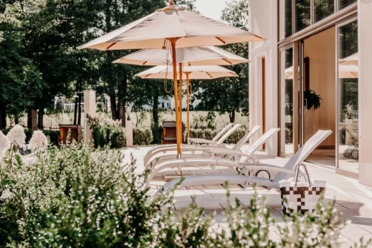 Liegestühe vor Badhaus in Sommersonne