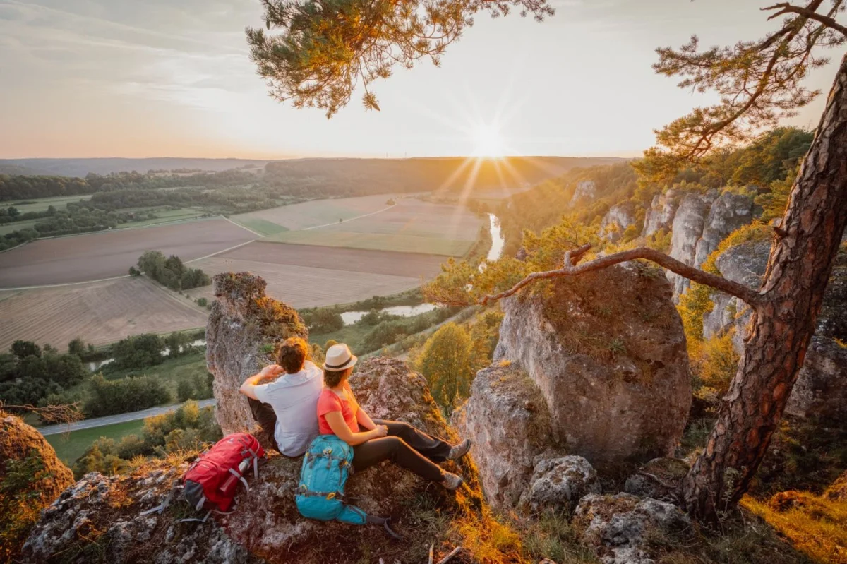 Wanderer genießen Abendsonne im Altmühltal
