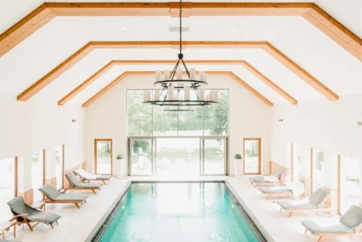 Pool im Badhaus mit Blick in den sommerlichen Garten