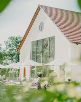 Dein Wellnesshotel: Luxus und Natur vereint 23 Sommerliche Ansicht Badhaus