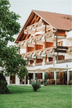 Sommerliche Ansicht des Hotels