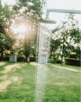 Außendusche im Hotelgarten