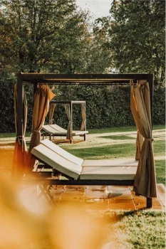 Himmelbett im herbstlichen Hotelgarten