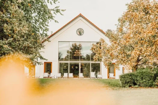 Hotel Eisvogel 6 Herbstlicher Garten mit Badhaus