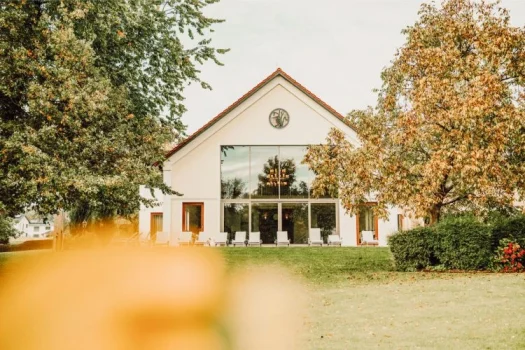 Herbstlicher Hotelgarten mit Badhaus