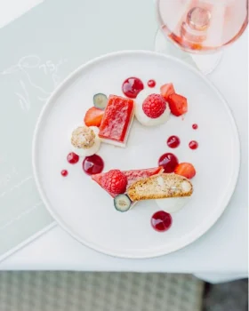 Nachspeise mit bunten Beeren am Tisch