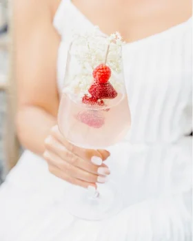 sommerlicher Aperitif mit Beeren