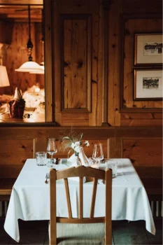 Dein Wellnesshotel: Luxus und Natur vereint 37 gedeckter Tisch im Restaurant