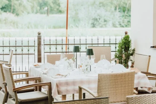 Gedeckter Tisch auf der Terrasse