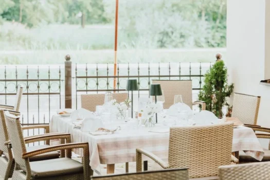Gedeckter Tisch auf der Terrasse