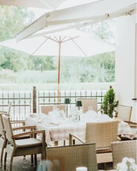 Dein Wellnesshotel: Luxus und Natur vereint 32 Gedeckter Tisch auf Terrasse