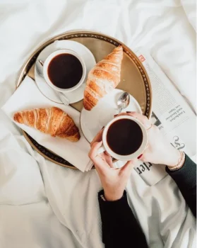Kaffee und Croissants im Bett