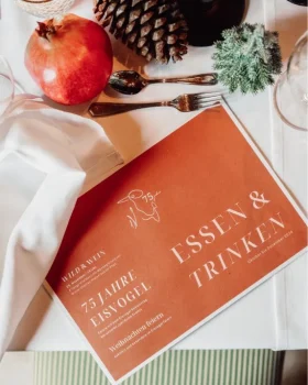 Detailansicht weihnachtlicher Tisch mit Speisekarte