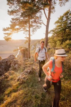 Eisvogel Urlaubsjahr 45 Wanderer in Abendsonne im Altmühltal