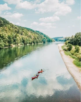 Zwei Kanufahrer auf der Donau