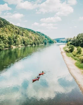 Zwei Kanufahrer auf der Donau