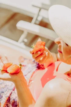 Single Wellness Urlaub 42 Frau isst Erdbeeren im Liegestuhl