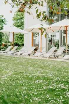 Eisvogel Spa 23 Liegestühle vor Badhaus im Sommer