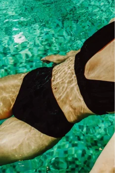 Dein Wellnesshotel: Luxus und Natur vereint 22 Frau im Pool