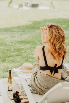 Single Wellness Urlaub 53 Frau am Liegestuhl