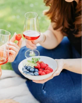 Picknick im Garten mit Beeren und Wein