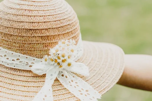 Eisvogel Urlaubsjahr 51 Sommerhut mit Gänseblümchen