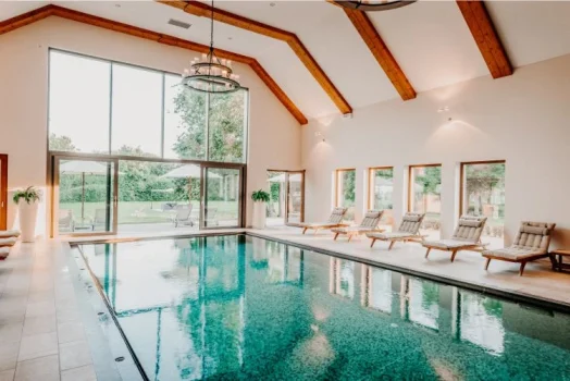 Ansicht Pool im Badhaus mit Blick in den sommerlichen Garten