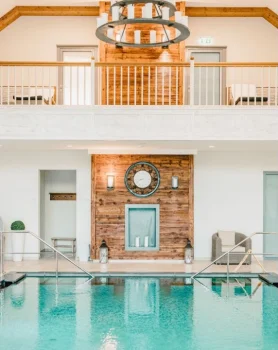 Badhaus mit Pool und Galerie