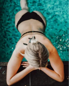 Single Wellness Urlaub 37 Frau am Poolrand von oben