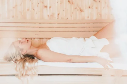 Frau entspannt in der Sauna
