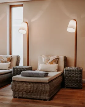Dein Wellnesshotel: Luxus und Natur vereint 26 gemütliche Liege im Ruheraum