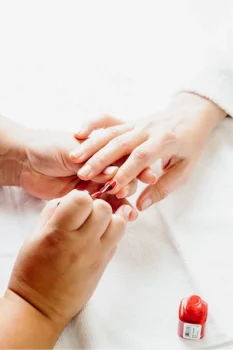 Single Wellness Urlaub 32 Nägel lackieren mit rotem Nagellack