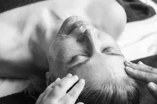 Hotel Eisvogel 28 Frau bei Kosmetikanwendung