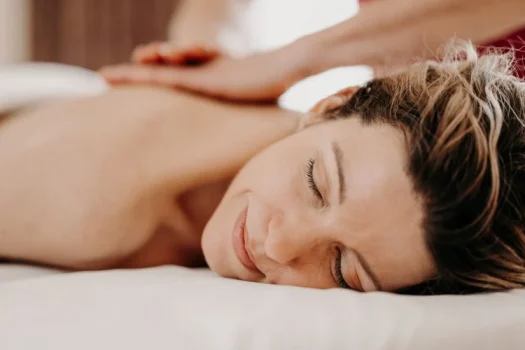 Dein Wellnesshotel: Luxus und Natur vereint 38 Frau bei Rückenmassage