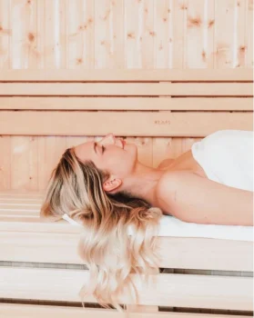 Single Wellness Urlaub 45 Frau in der Sauna