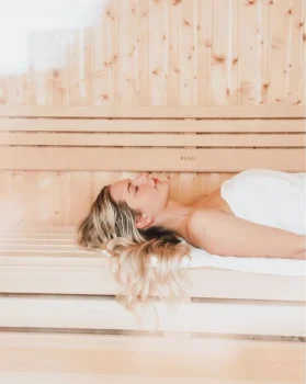 Frau in der Sauna