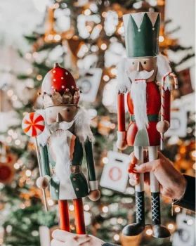 Zwei Nussknacker vor dem Weihnachtsbaum